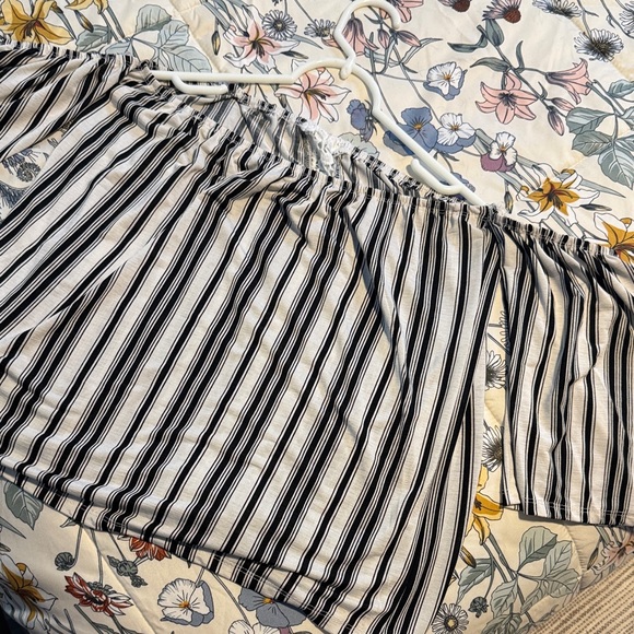 Chic Striped Off-Shoulder Blouse with Lace - Picture 5 of 5